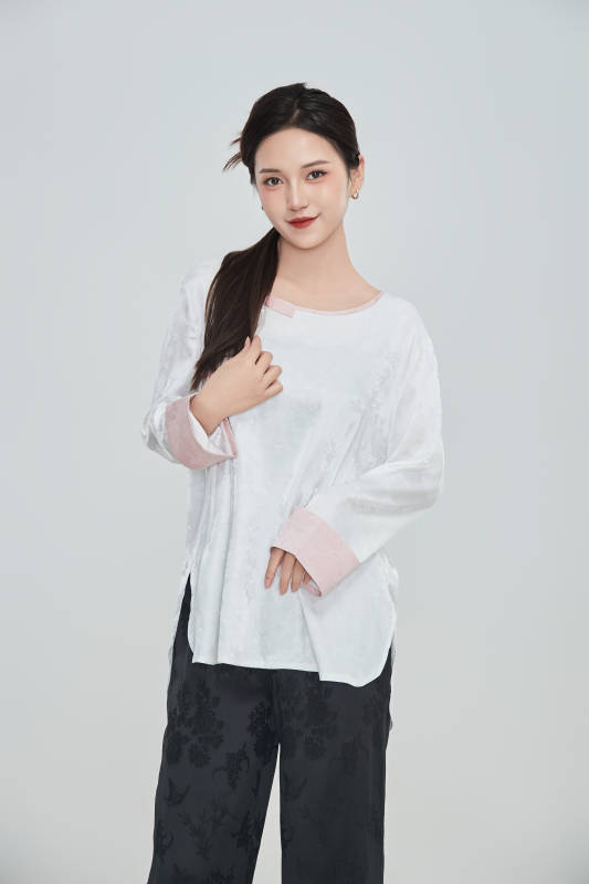 在摄影棚拍摄的青年时尚女性图片