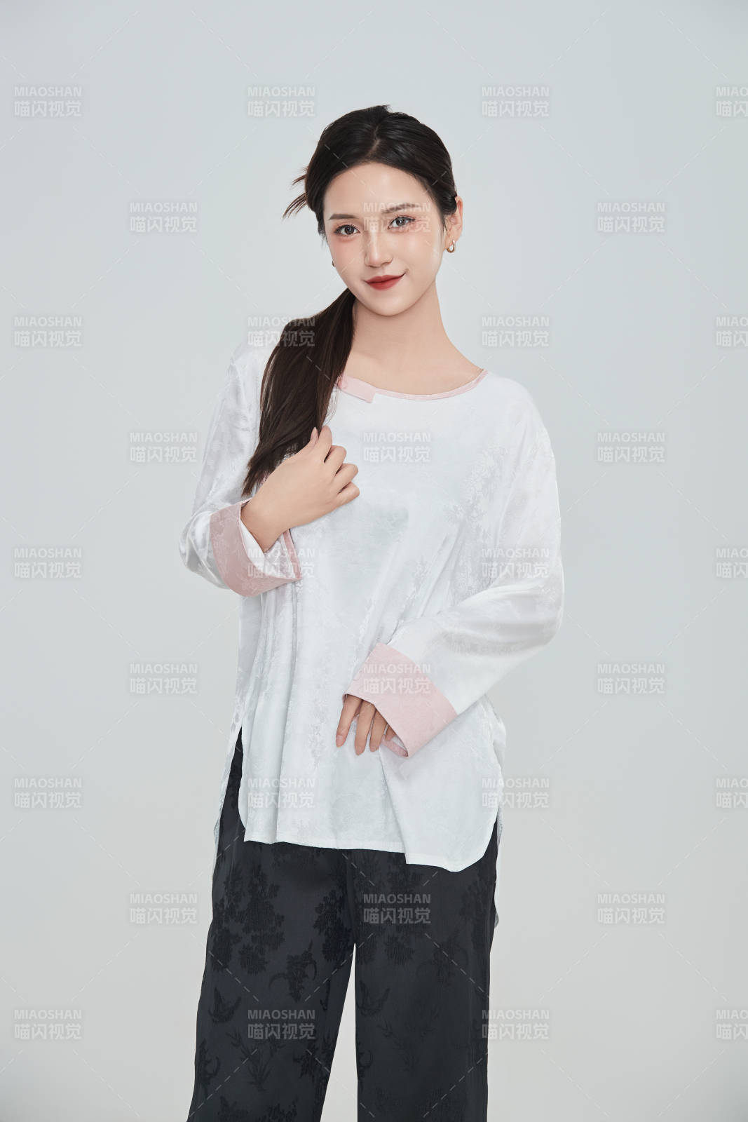 在摄影棚拍摄的青年时尚女性图片