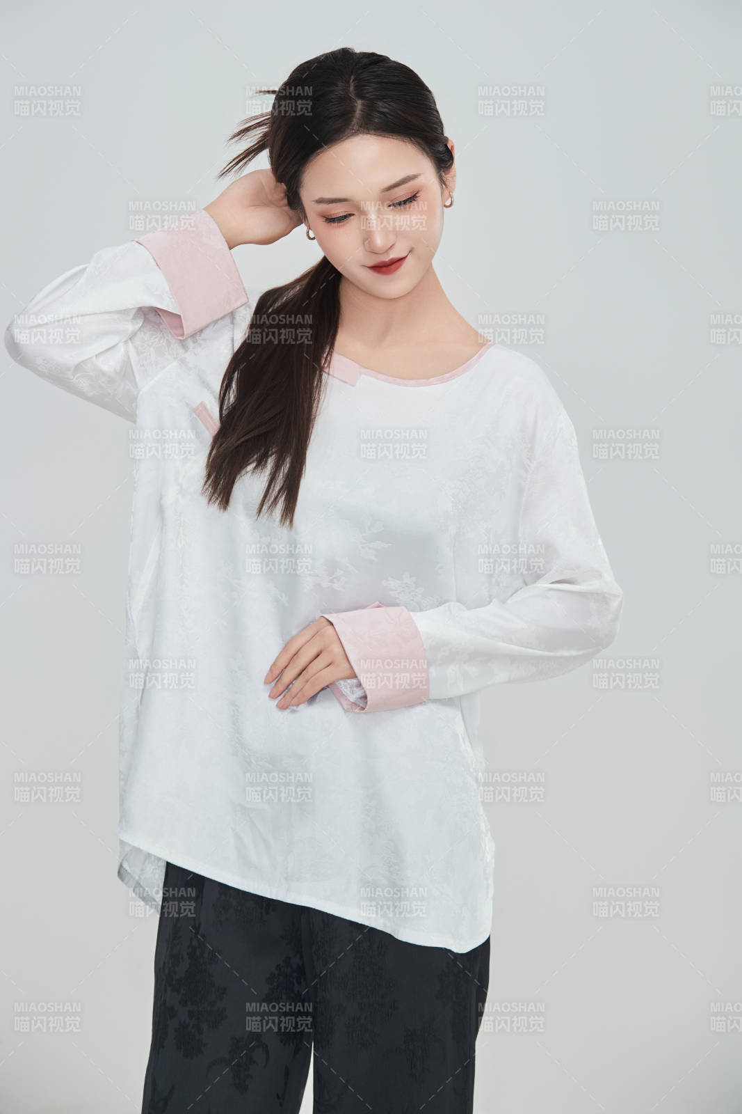 在摄影棚拍摄的青年时尚女性图片