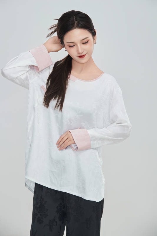 在摄影棚拍摄的青年时尚女性图片