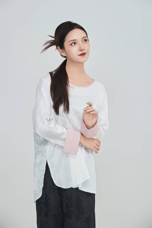 在摄影棚拍摄的青年时尚女性图片