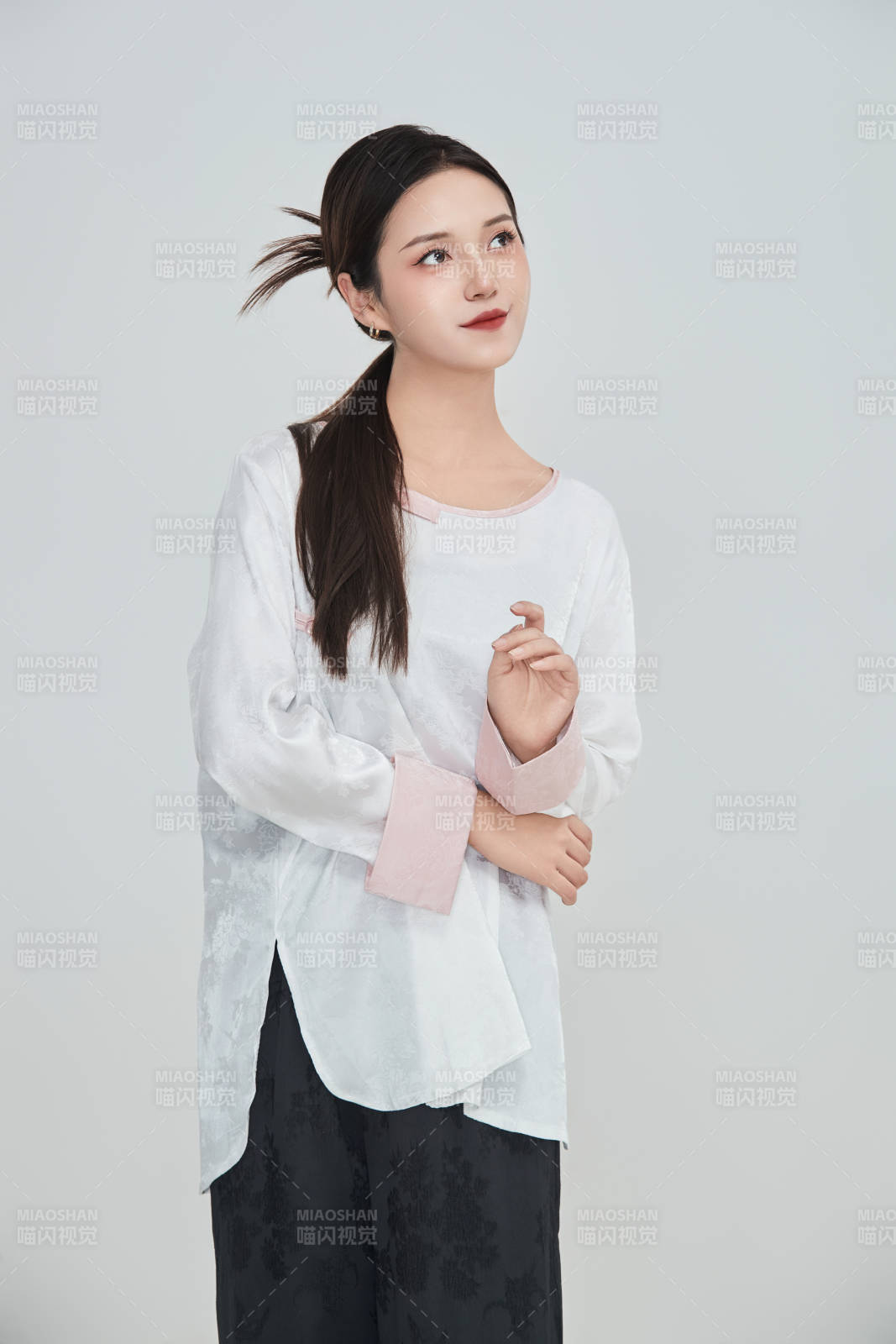 在摄影棚拍摄的青年时尚女性图片