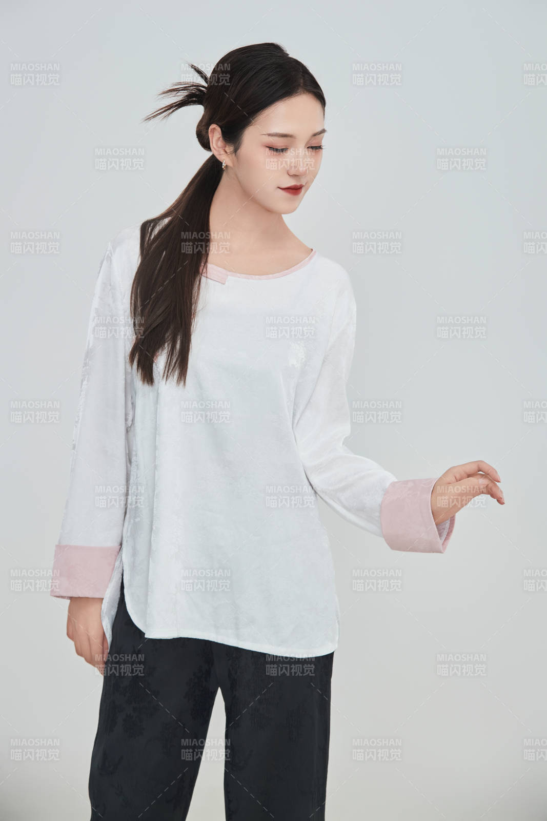 在摄影棚拍摄的青年时尚女性图片