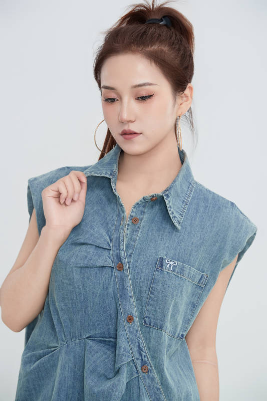 在摄影棚拍摄的青年时尚女性图片