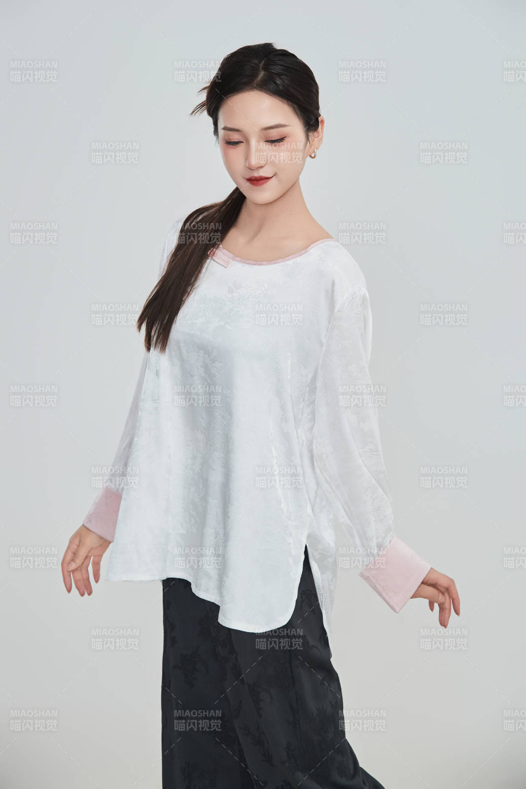 在摄影棚拍摄的青年时尚女性图片