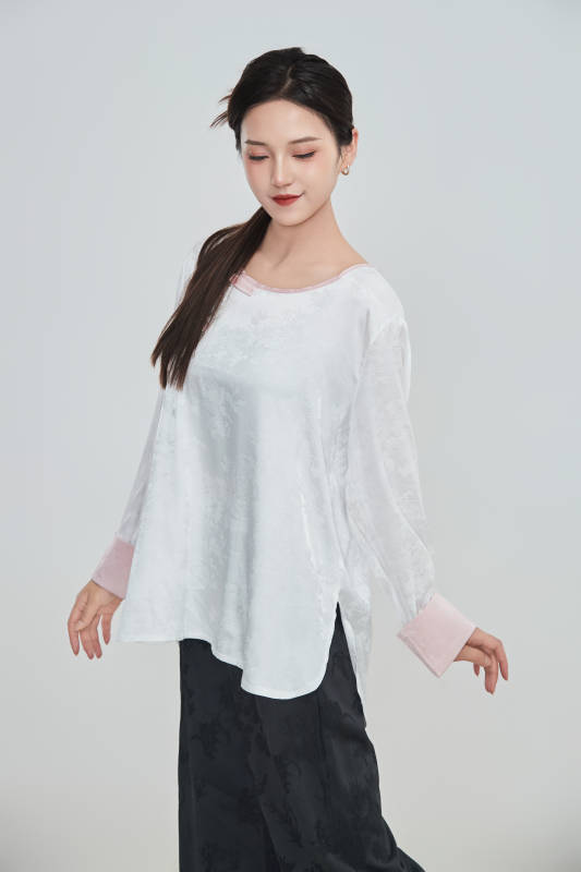 在摄影棚拍摄的青年时尚女性图片