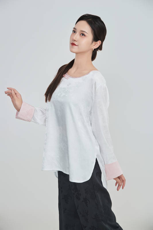 在摄影棚拍摄的青年时尚女性图片