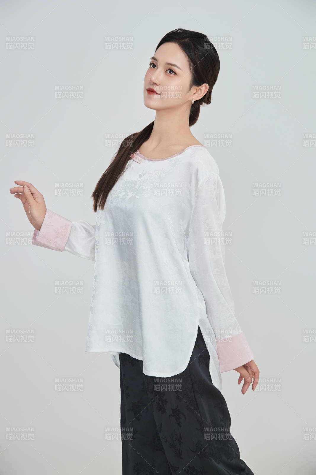 在摄影棚拍摄的青年时尚女性图片