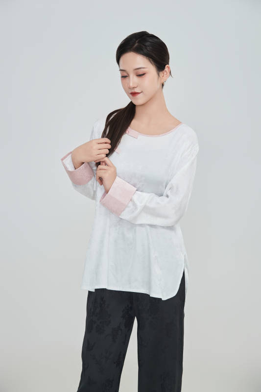 在摄影棚拍摄的青年时尚女性图片