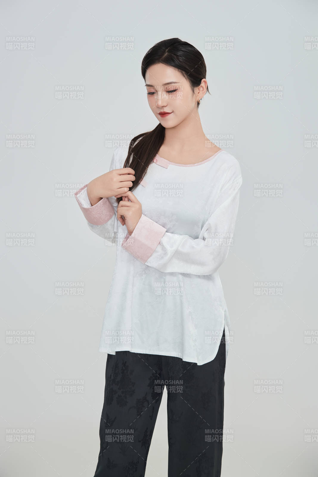 在摄影棚拍摄的青年时尚女性图片