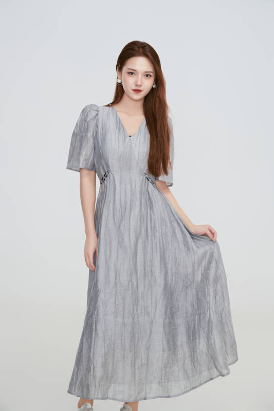 在摄影棚拍摄的青年时尚女性图片