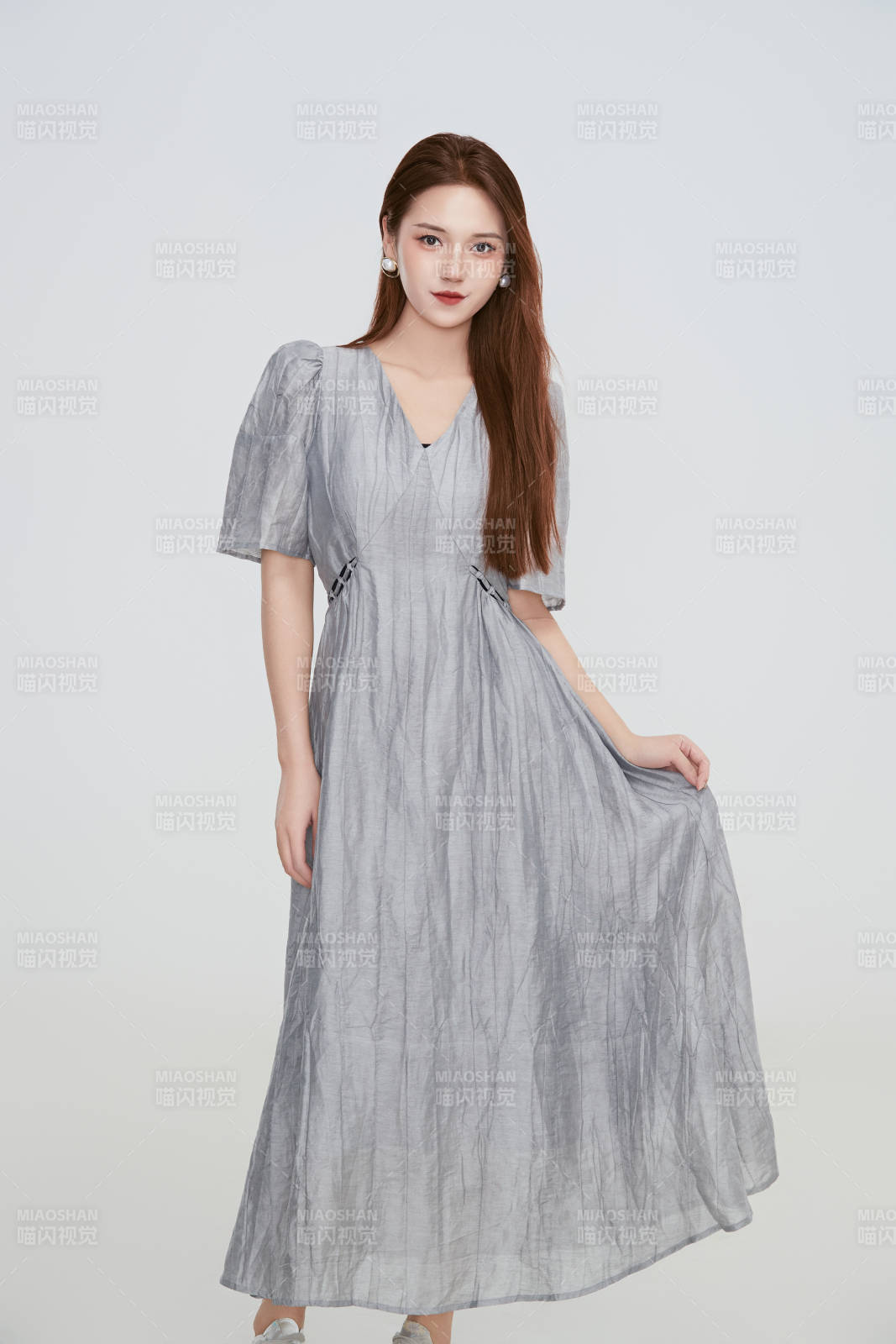 在摄影棚拍摄的青年时尚女性图片