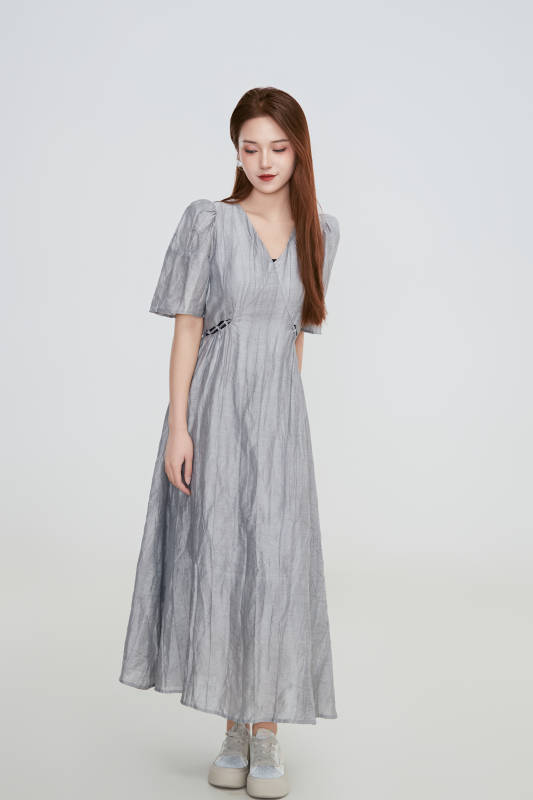 在摄影棚拍摄的青年时尚女性图片