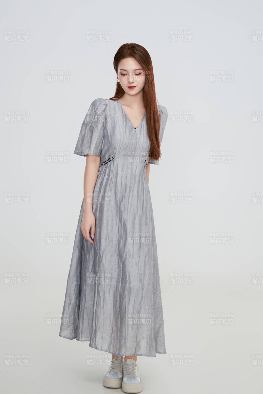 在摄影棚拍摄的青年时尚女性图片