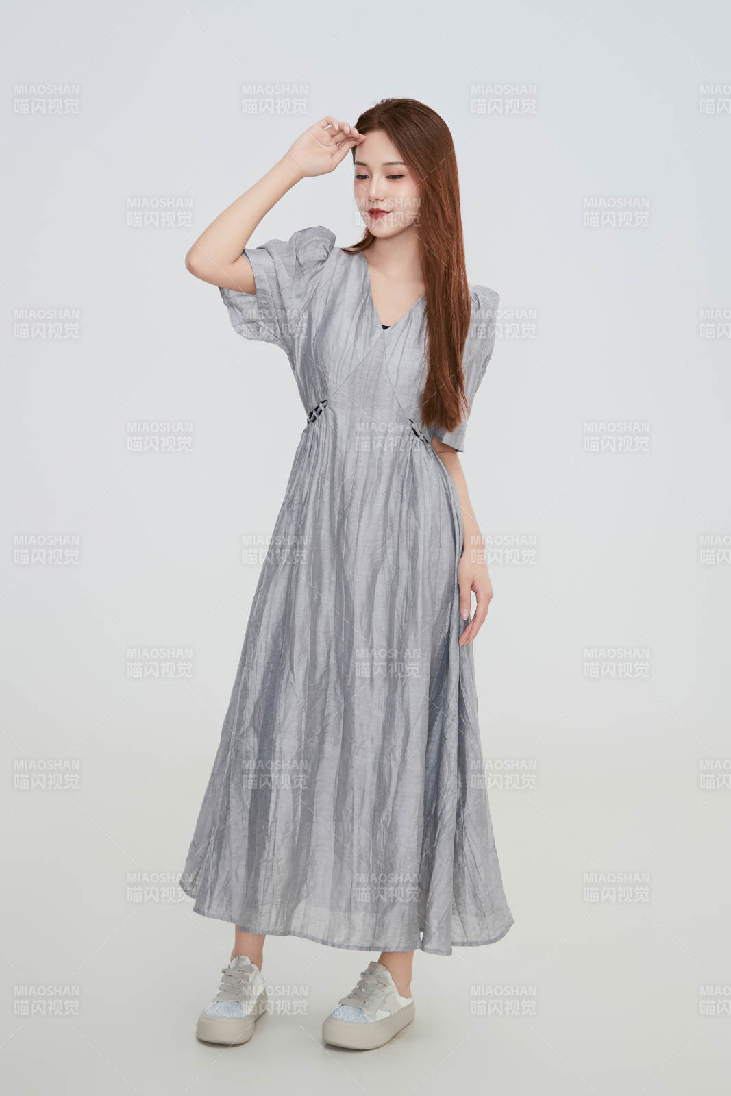 在摄影棚拍摄的青年时尚女性图片