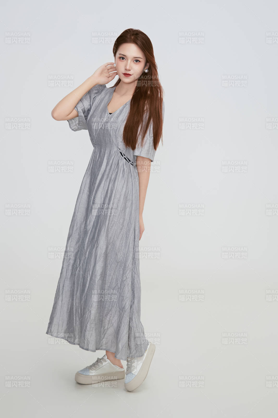 在摄影棚拍摄的青年时尚女性图片