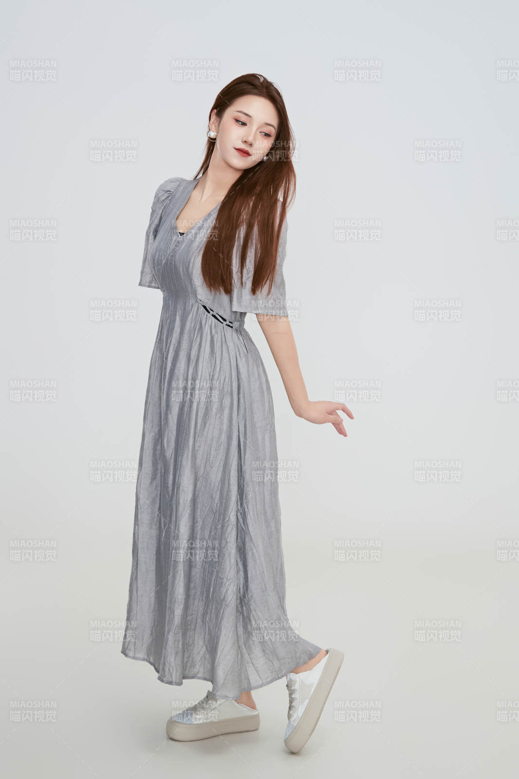 在摄影棚拍摄的青年时尚女性图片