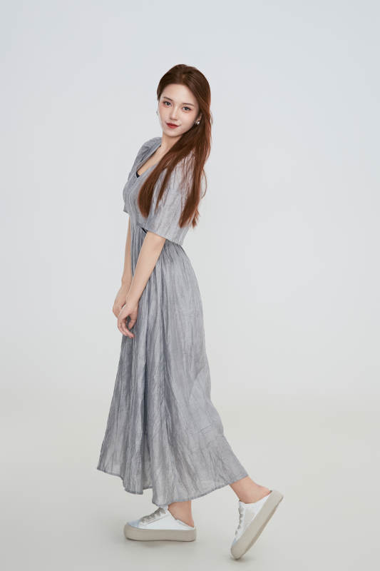 在摄影棚拍摄的青年时尚女性图片