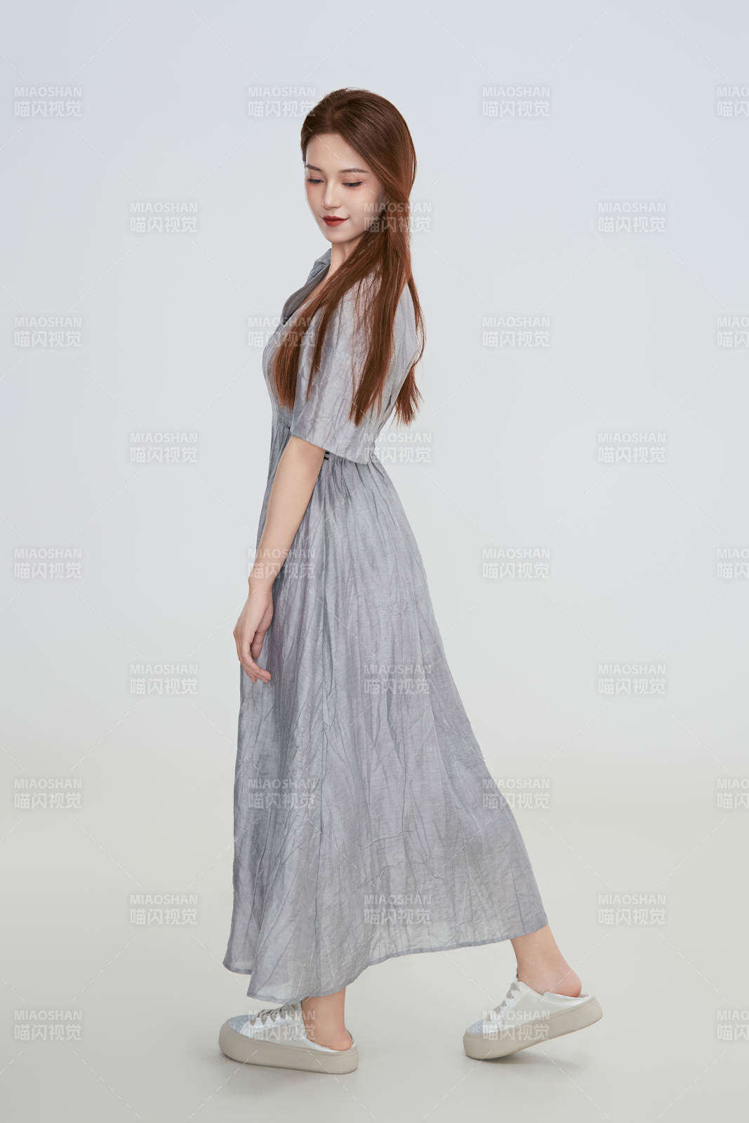 在摄影棚拍摄的青年时尚女性图片