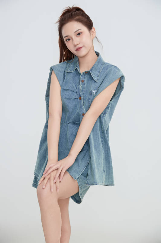 在摄影棚拍摄的青年时尚女性图片