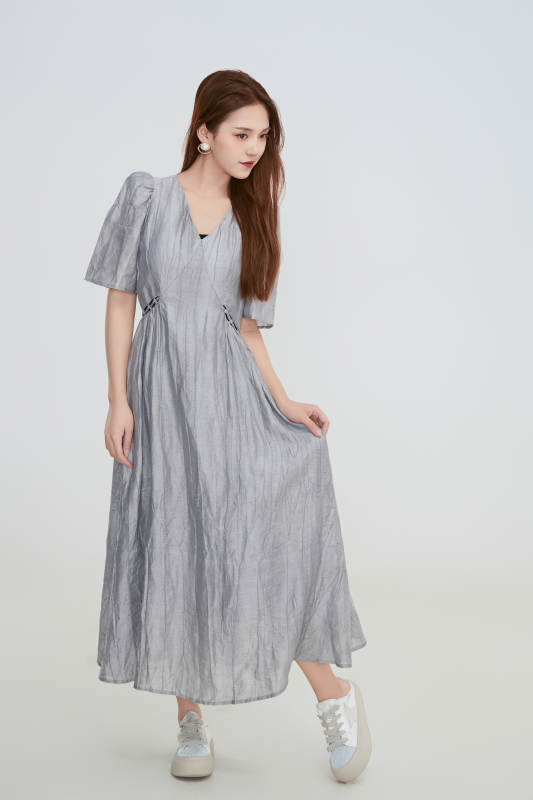 在摄影棚拍摄的青年时尚女性图片