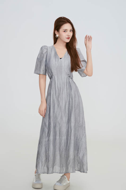 在摄影棚拍摄的青年时尚女性图片