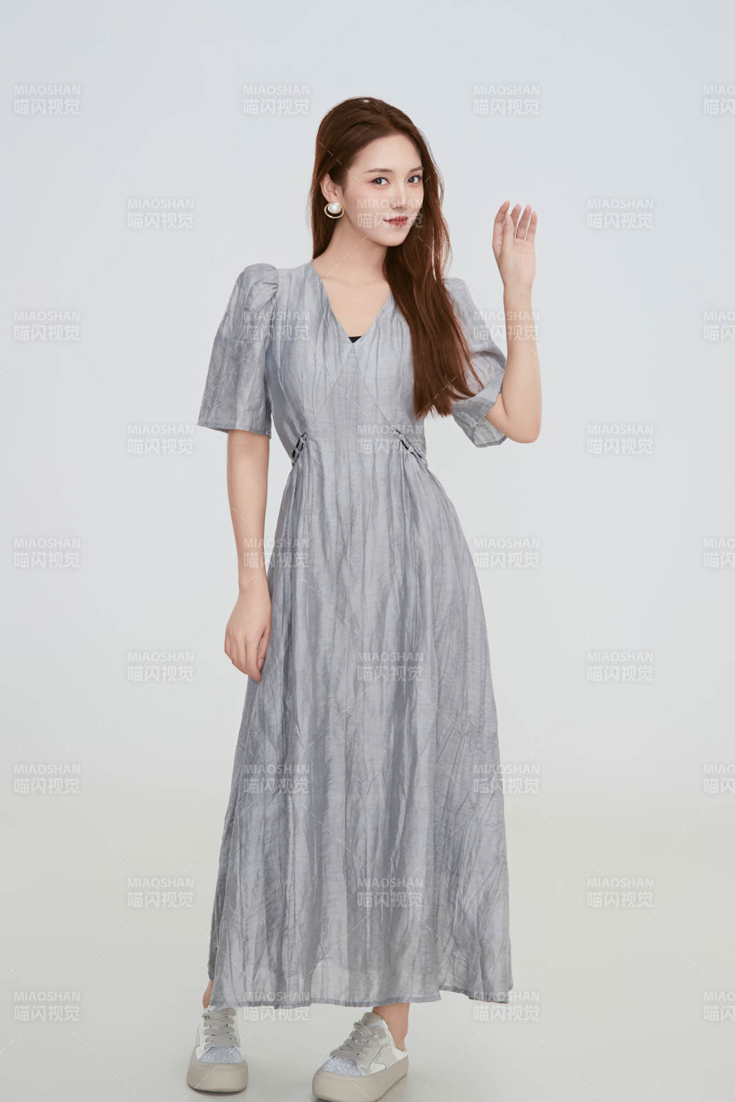 在摄影棚拍摄的青年时尚女性图片