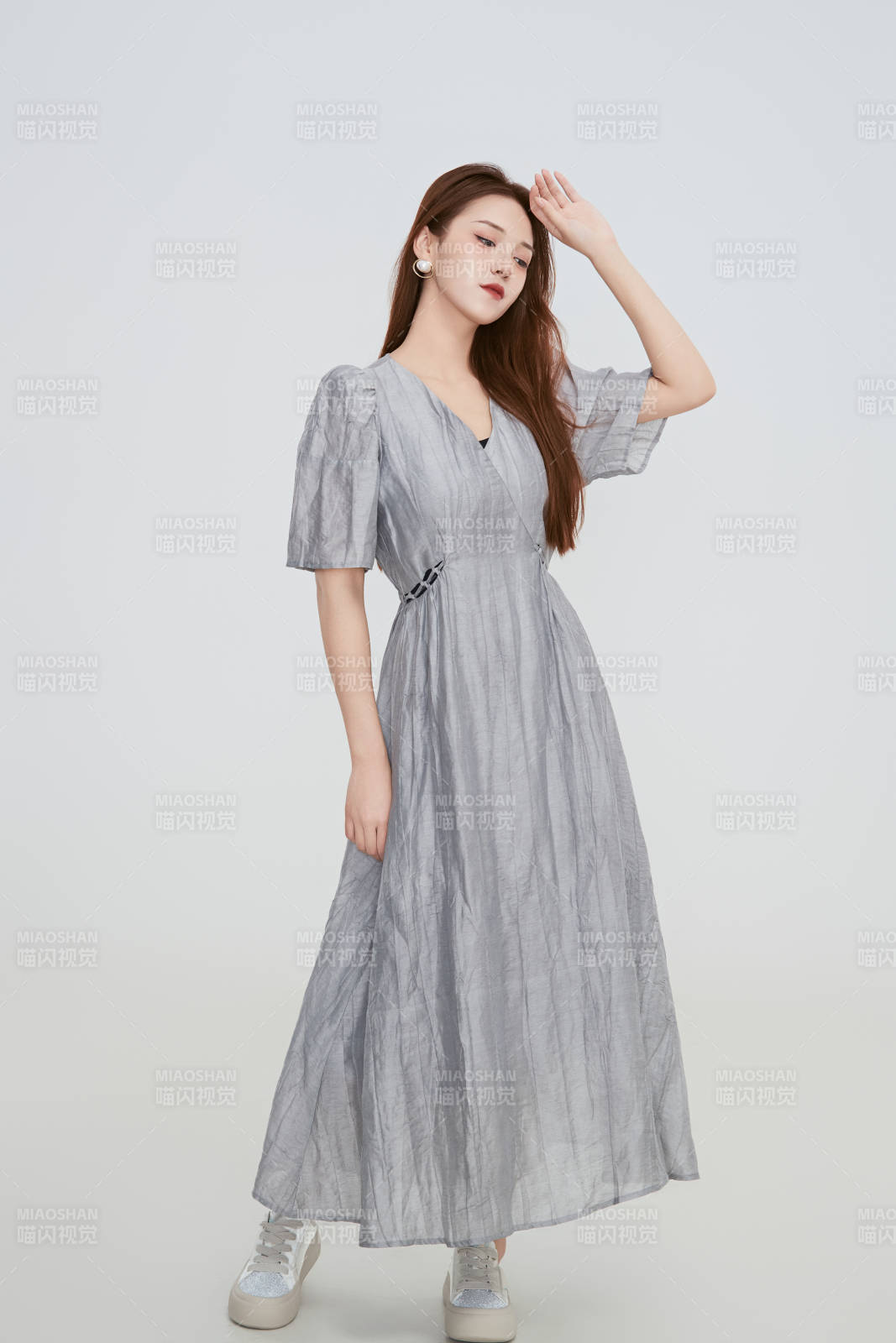 在摄影棚拍摄的青年时尚女性图片