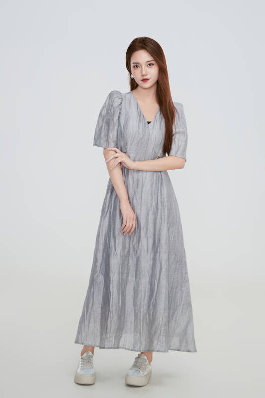 在摄影棚拍摄的青年时尚女性图片