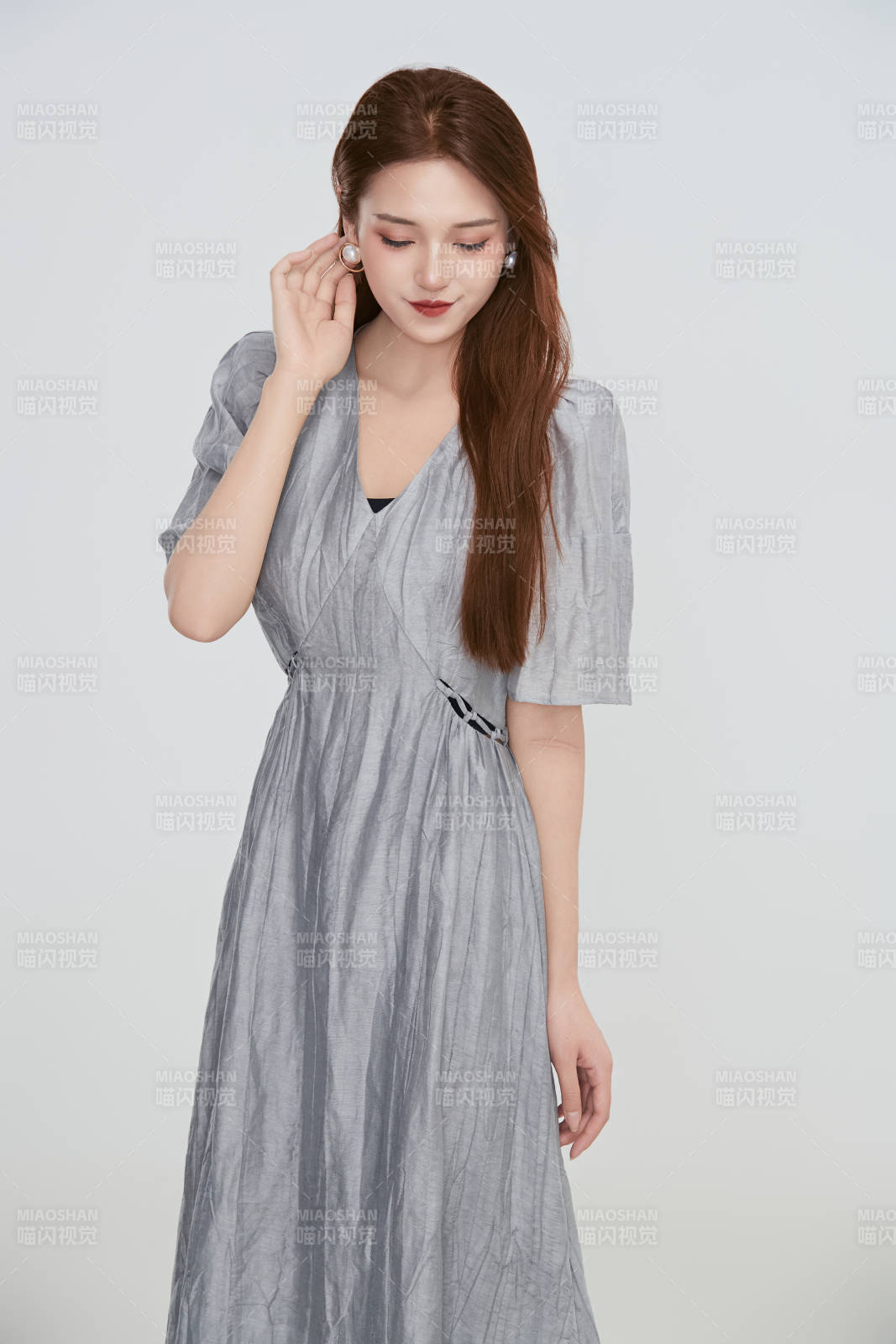 在摄影棚拍摄的青年时尚女性图片