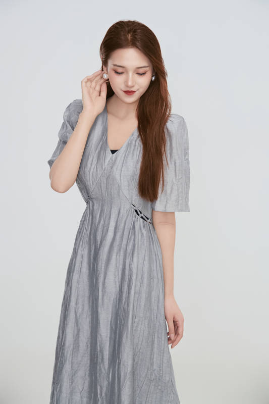 在摄影棚拍摄的青年时尚女性图片