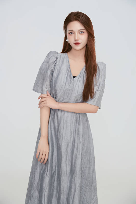 在摄影棚拍摄的青年时尚女性图片