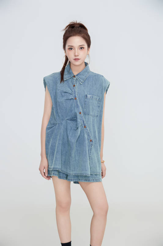 在摄影棚拍摄的青年时尚女性图片