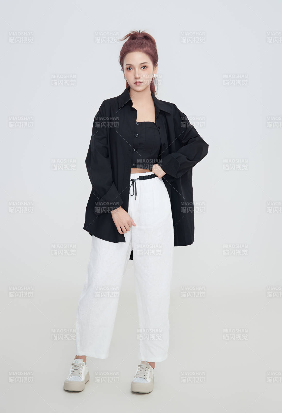 在摄影棚拍摄的青年时尚女性图片