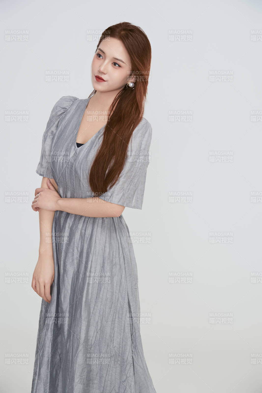 在摄影棚拍摄的青年时尚女性图片