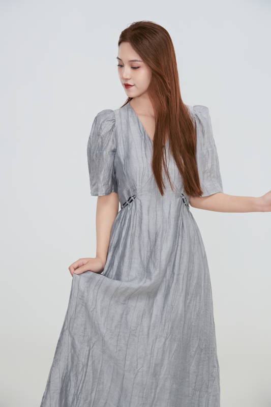 在摄影棚拍摄的青年时尚女性图片