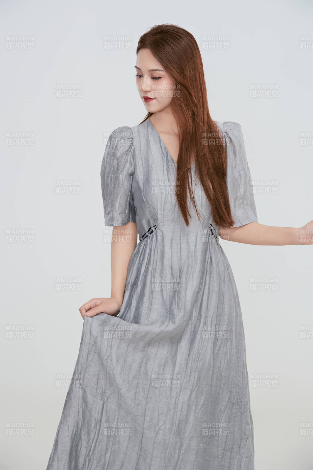在摄影棚拍摄的青年时尚女性图片