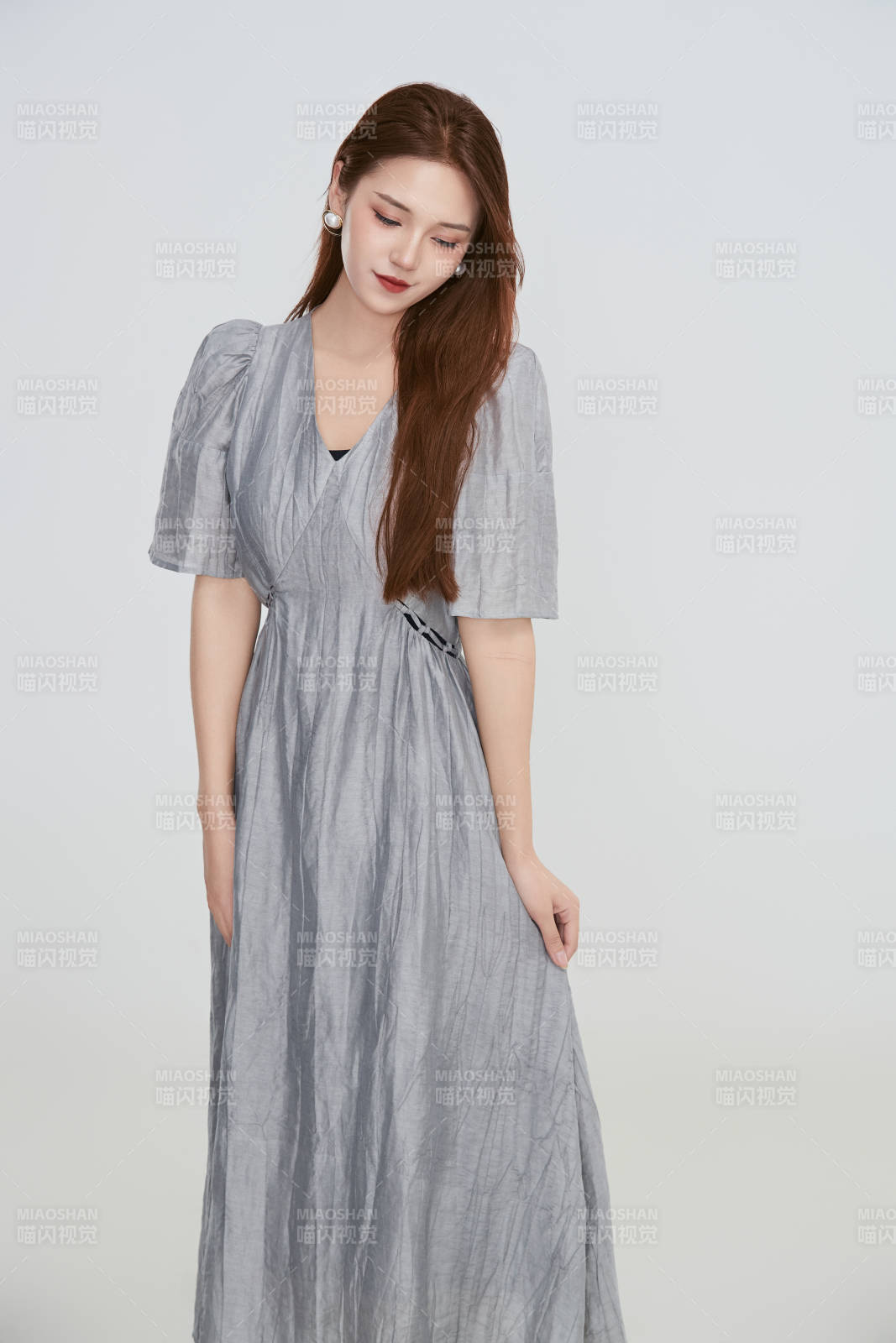 在摄影棚拍摄的青年时尚女性图片