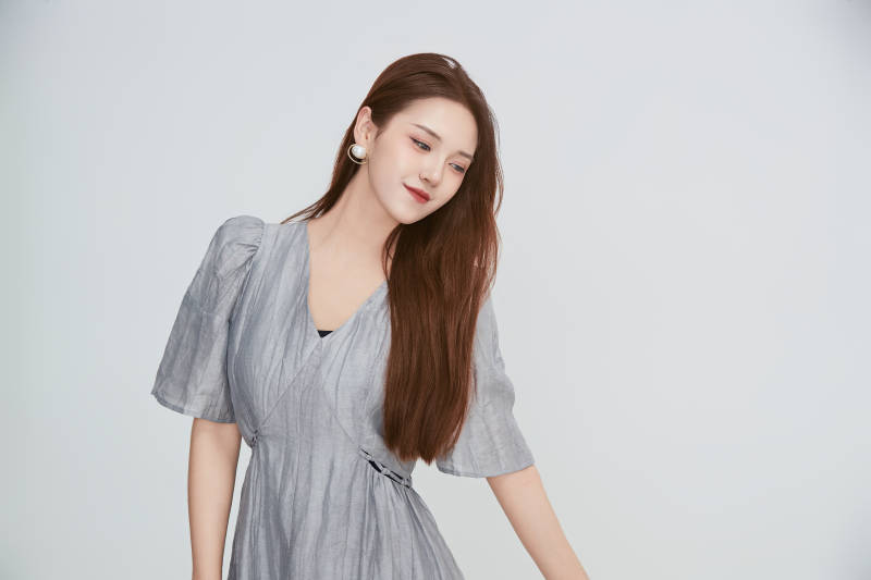 在摄影棚拍摄的青年时尚女性图片