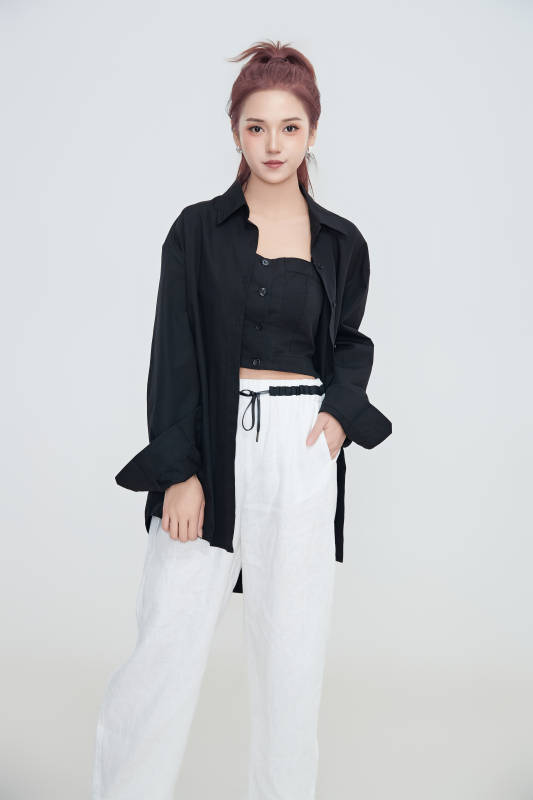 在摄影棚拍摄的青年时尚女性图片