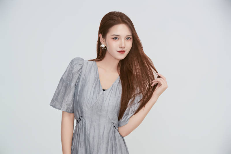 在摄影棚拍摄的青年时尚女性图片