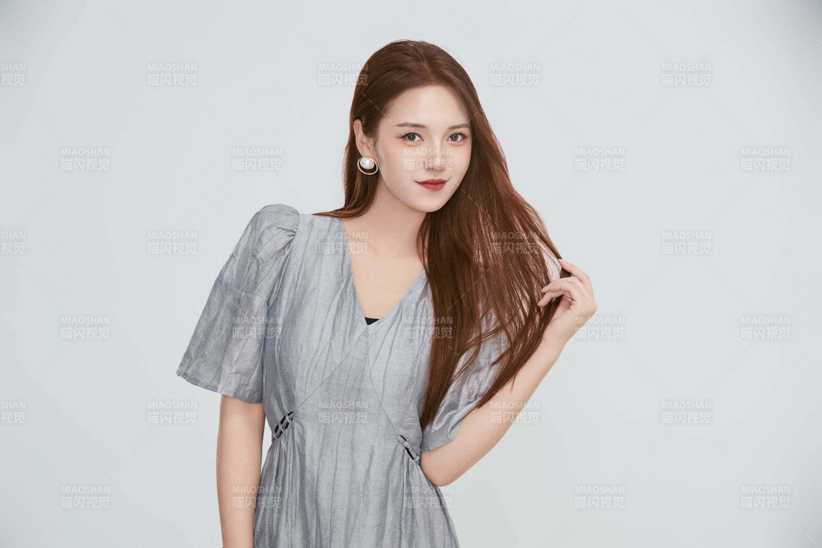 在摄影棚拍摄的青年时尚女性图片