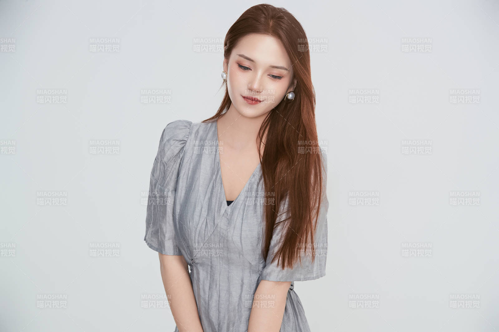 在摄影棚拍摄的青年时尚女性图片