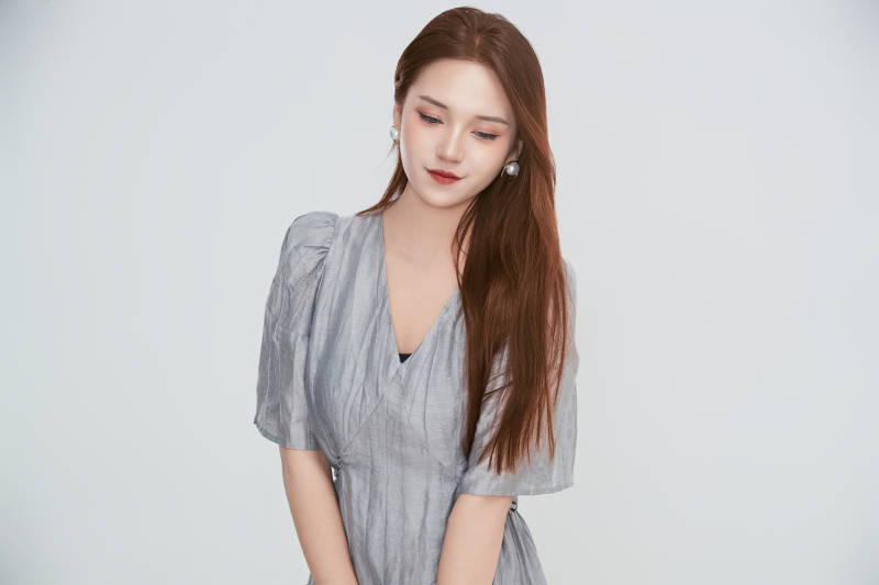 在摄影棚拍摄的青年时尚女性图片