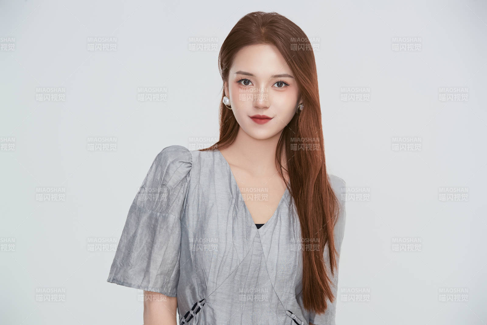 在摄影棚拍摄的青年时尚女性图片