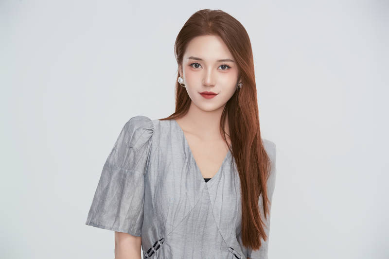 在摄影棚拍摄的青年时尚女性图片