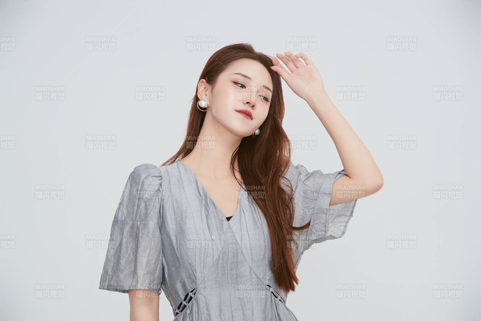 在摄影棚拍摄的青年时尚女性图片