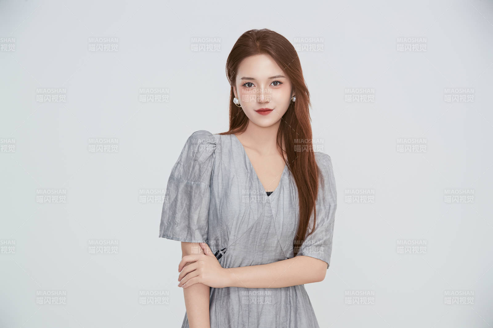 在摄影棚拍摄的青年时尚女性图片