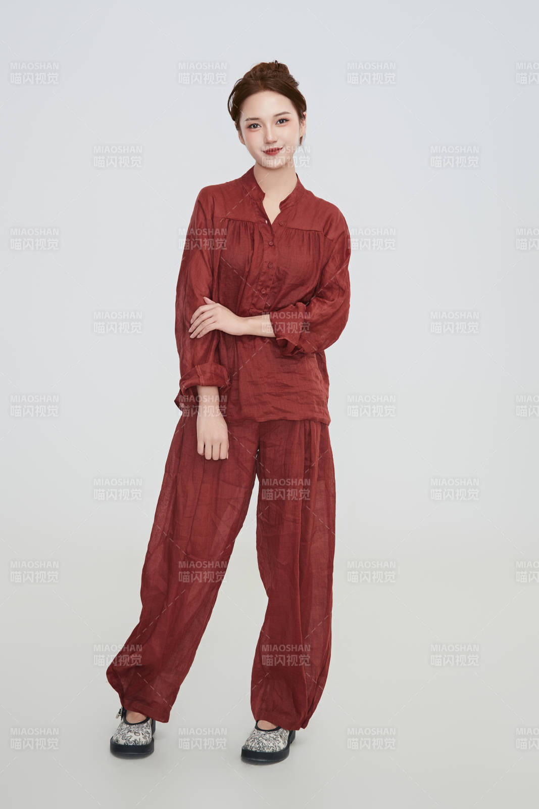 在摄影棚拍摄的青年时尚女性图片