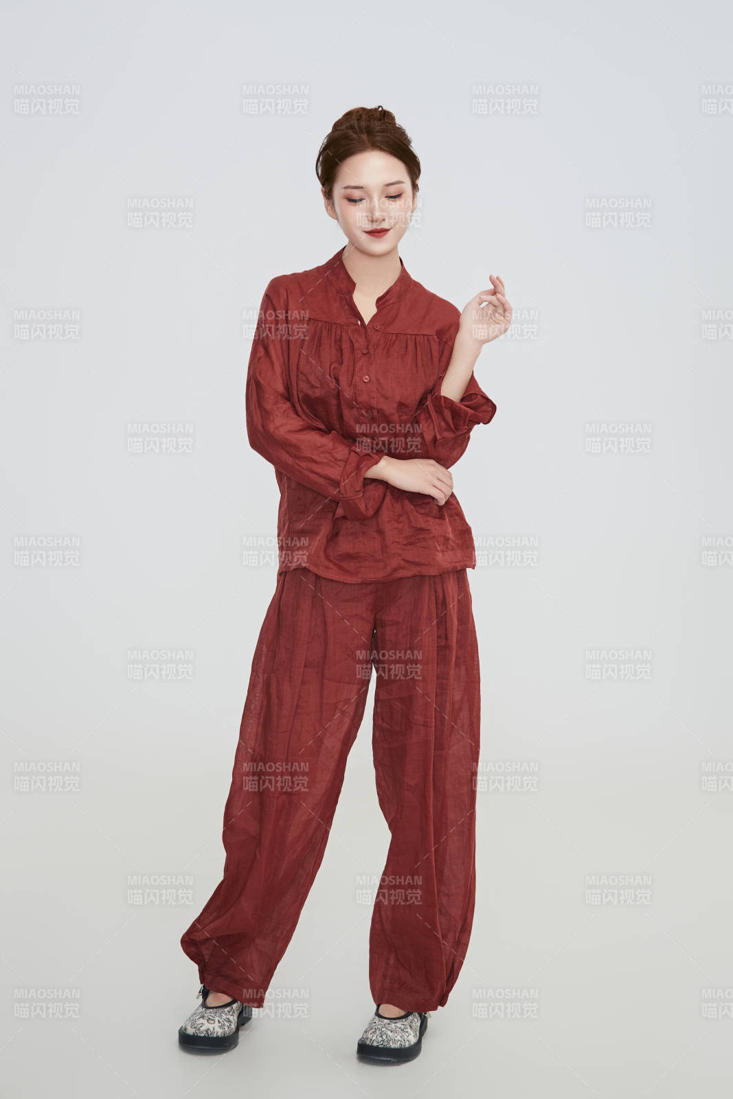 在摄影棚拍摄的青年时尚女性图片